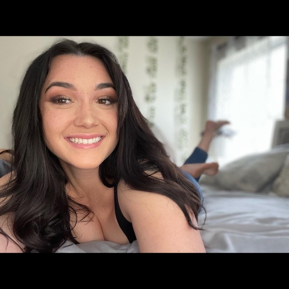 Profile Picture of Alexis James (@alexisjames560) on Poshmark