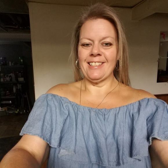 Profile Picture of Whitney Carrier (@whitneycarrier) on Poshmark