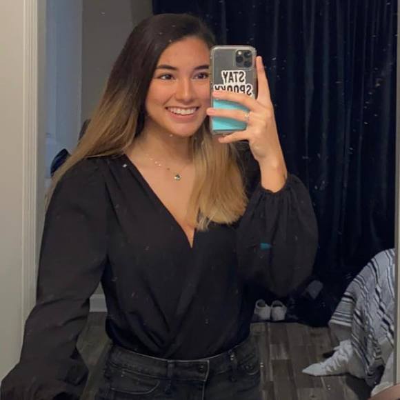 Profile Picture of Tori lee Summers (@torisummers1789) on Poshmark