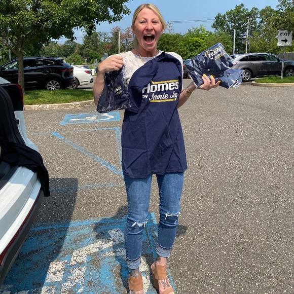 Profile Picture of Jamie James (@rerep19) on Poshmark