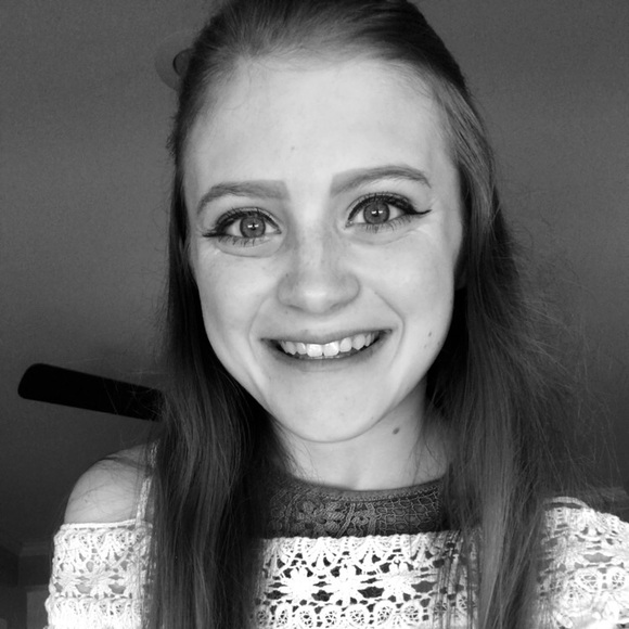 Profile Picture of Alexis Self (@aselfcarelife) on Poshmark