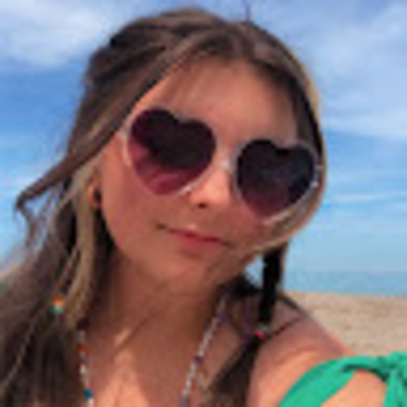 Profile Picture of Delaney Pallo (@delaneypallo) on Poshmark