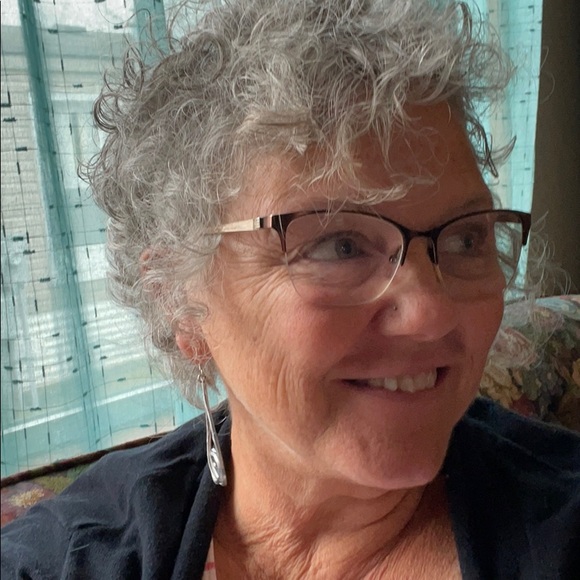 Profile Picture of Pamela hunter Esselstrom (@pesselstrom) on Poshmark