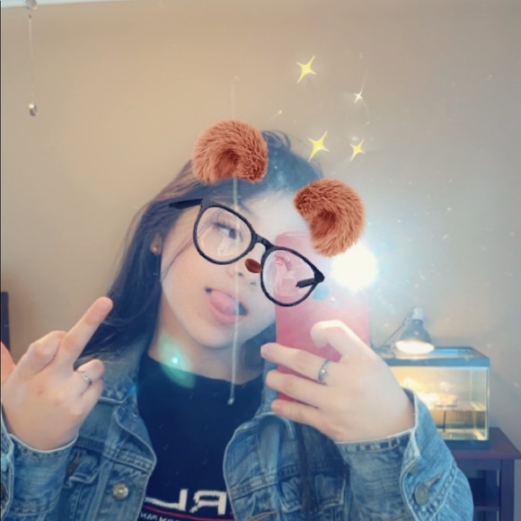 Profile Picture of Alexia Rivera (@alexiarenee18) on Poshmark