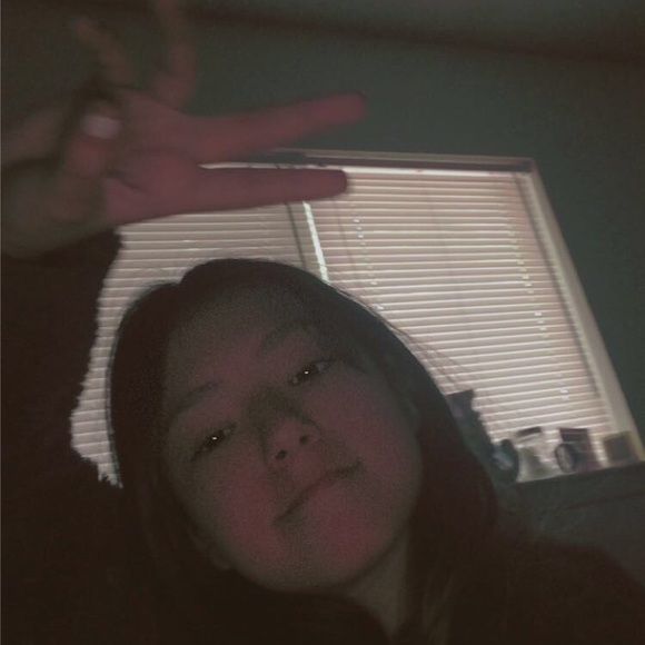 Profile Picture of Jezybel Schwellinger (@jezyy_05544) on Poshmark