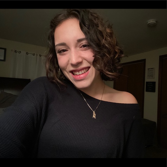 Profile Picture of Alyna Thayer (@alynathayer) on Poshmark