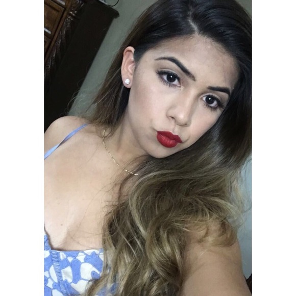 Profile Picture of Leslie Molina (@lesliemolina204) on Poshmark
