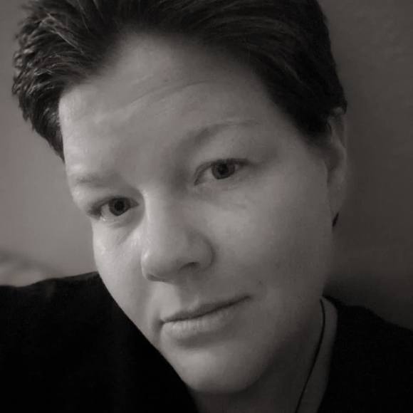 Profile Picture of Cheryl Brizzee (@cherylbrizzee) on Poshmark