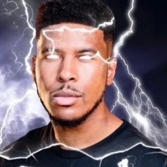 Profile Picture of George Chavez (@georgechavez_) on Poshmark