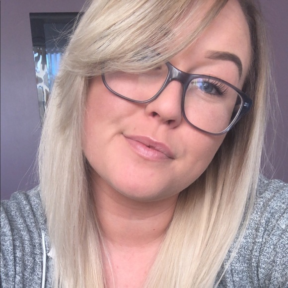 Amanda Parmelee - Poshmark Profile Picture of Amanda Parmelee (@alp1994) on Poshmark