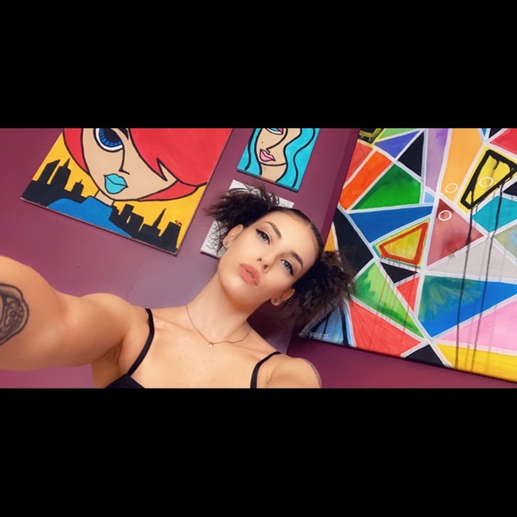 Profile Picture of Carly Rutizer (@carcarsammie) on Poshmark