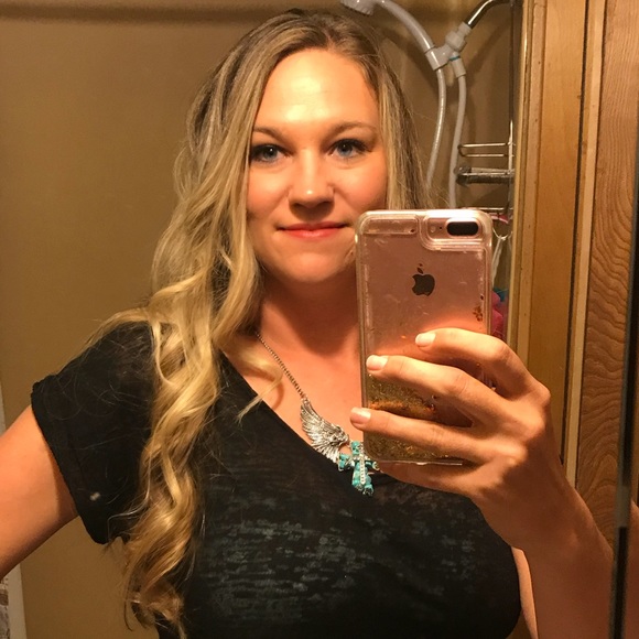 Profile Picture of Ashley Esquibel (@ashleyesquibel) on Poshmark