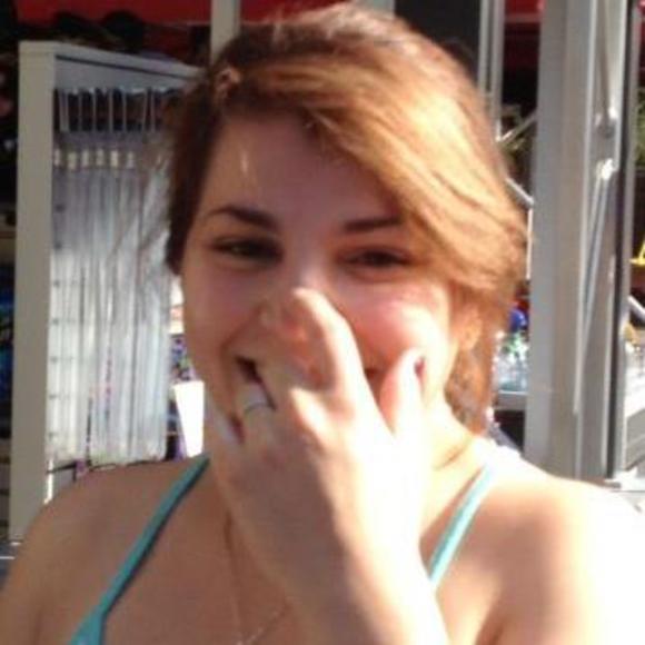 Profile Picture of Danielle Hollingsworth (@hollingsworthdv) on Poshmark