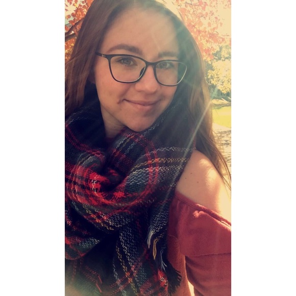 Profile Picture of Samantha Foiles (@sfoiles94) on Poshmark