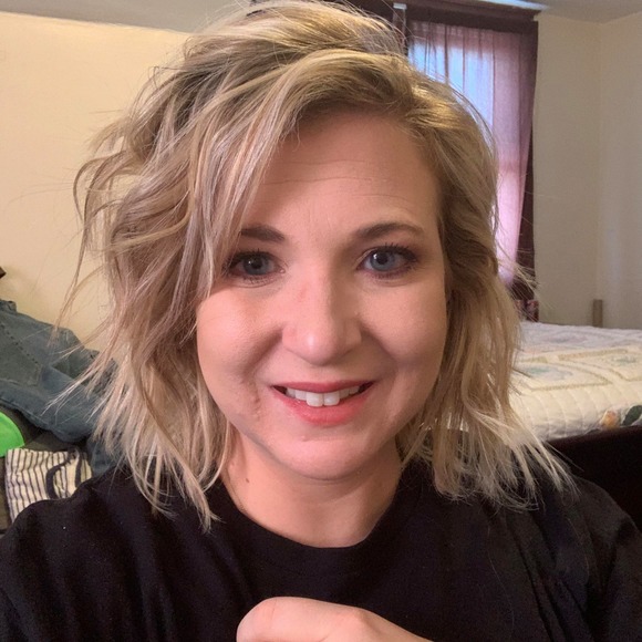 Profile Picture of Lucy Porter (@mamalucy319) on Poshmark