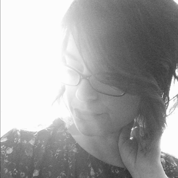 Profile Picture of Steph Lopez (@stephsnaps) on Poshmark