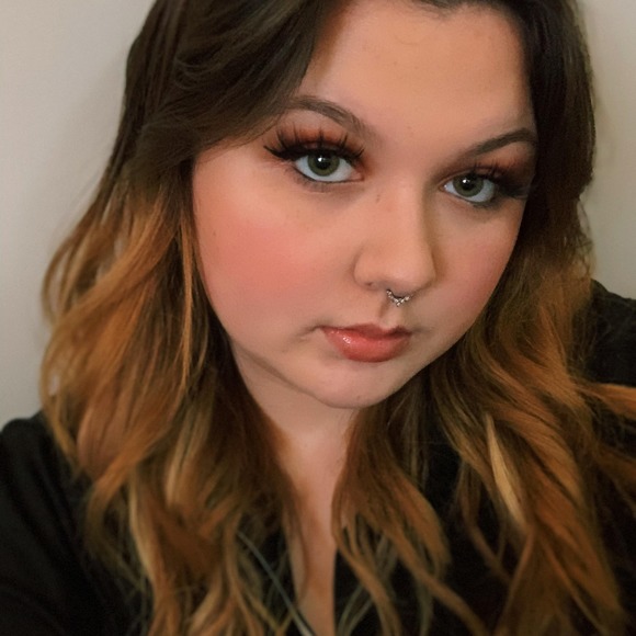 Profile Picture of Kim Swaine (@kimswaine) on Poshmark
