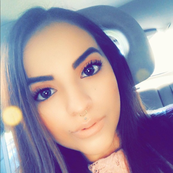 Profile Picture of Claudia Leal (@claudialeal24) on Poshmark