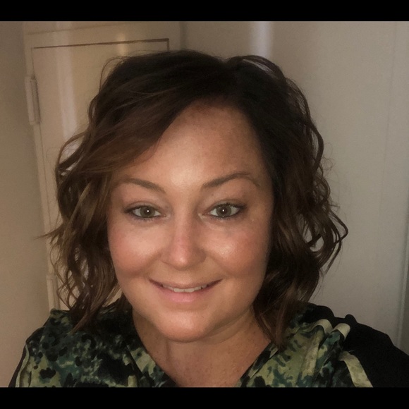 Profile Picture of Danielle Pisano (@ddee0404) on Poshmark