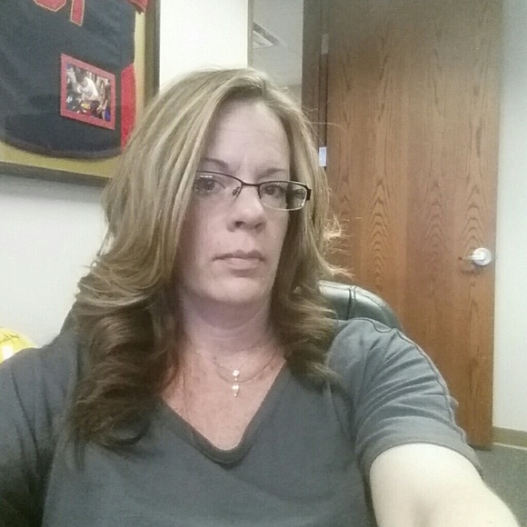 Alicia Claussen - Poshmark Profile Picture of Alicia Claussen (@leeshyclaussen) on Poshmark