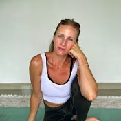 Profile Picture of Nathalie Saunderson (@NathalieSaundersonYoga) on Youtube