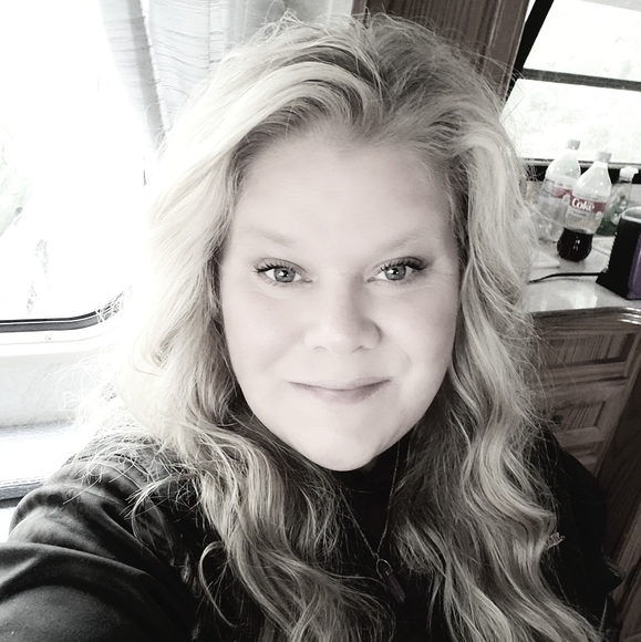 Profile Picture of Mindy Malosh (@mindymalosh) on Poshmark