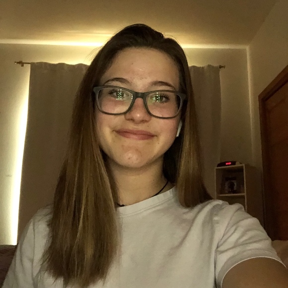 Profile Picture of Anna Shinners (@annashinners) on Poshmark