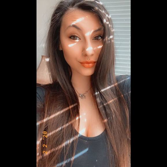 Sammie Gingles - Poshmark Profile Picture of Sammie Gingles (@sgingles_98) on Poshmark