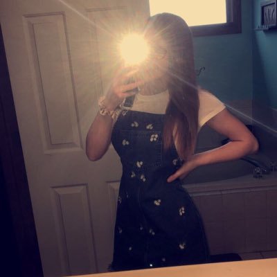 Profile Picture of Lily McDermott (@lillian_june_) on Twitter