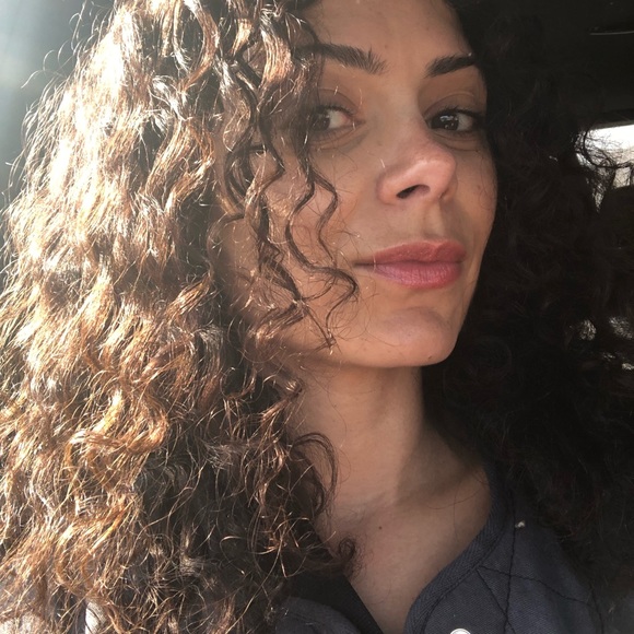 Profile Picture of Daniela Rossi (@deesracks) on Poshmark