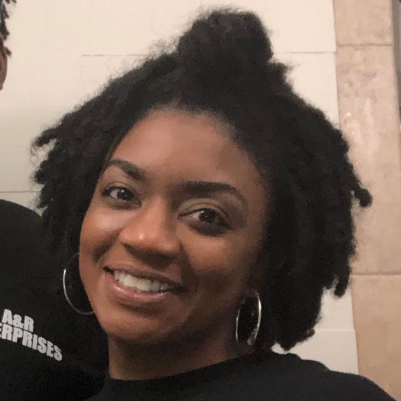 Profile Picture of Shayla Neal (@sgilchri) on Poshmark