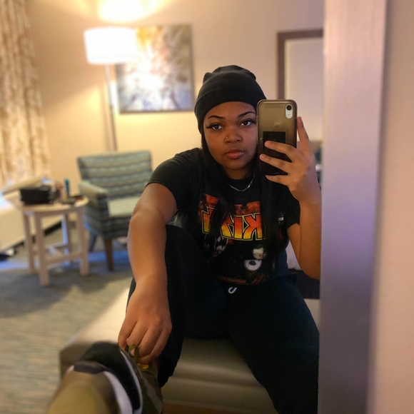 Profile Picture of Veronica Thomas (@ronithomas48) on Poshmark