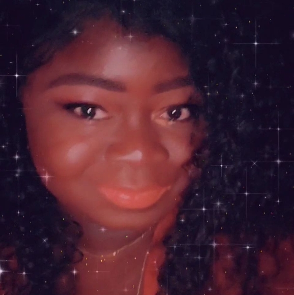 Profile Picture of Aidyl Kuna (@bowwizzey12) on Poshmark