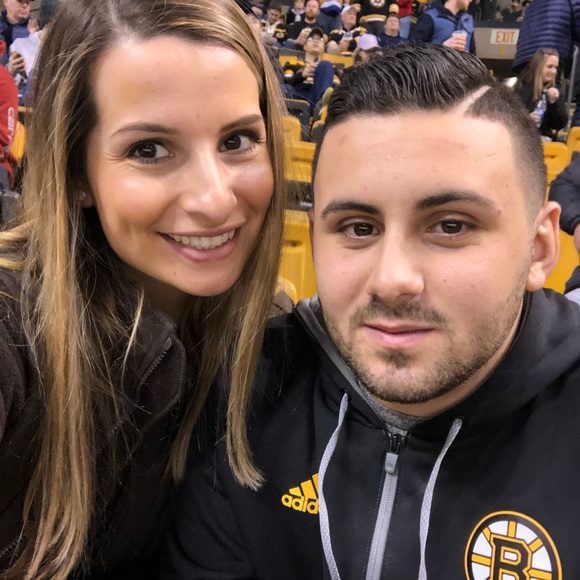 Profile Picture of Danielle Dello (@danielledello) on Poshmark