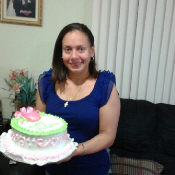 Profile Picture of Jeannette Aviles (@jeannette27914) on Poshmark