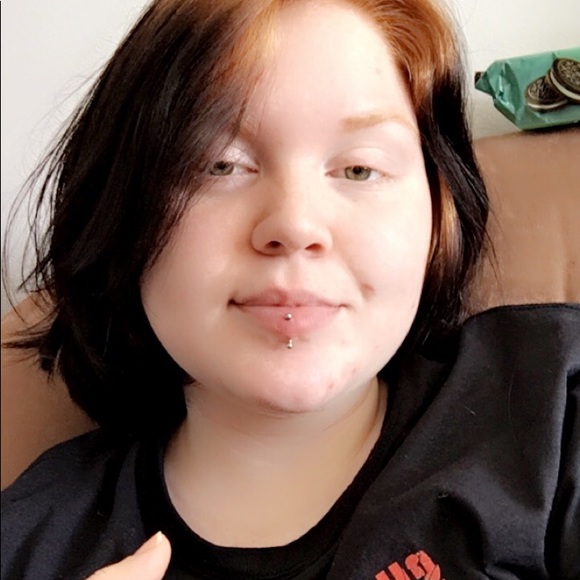 Profile Picture of Jade Alvina (@jadealvina) on Poshmark