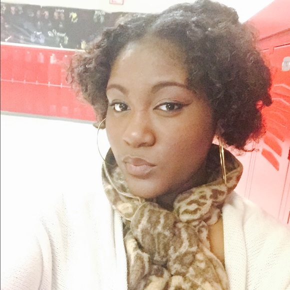 Profile Picture of Cassie Winborne (@cassinicas) on Poshmark