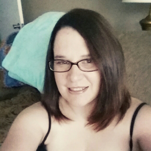 Profile Picture of Emily Benefield (@emilyb913) on Poshmark