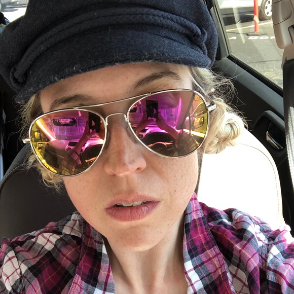 Profile Picture of Sandy Stenzel (@roshtaria) on Poshmark