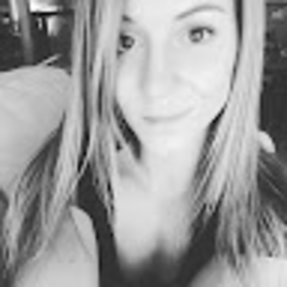 Profile Picture of Juliana Blois (@jeblois13) on Poshmark