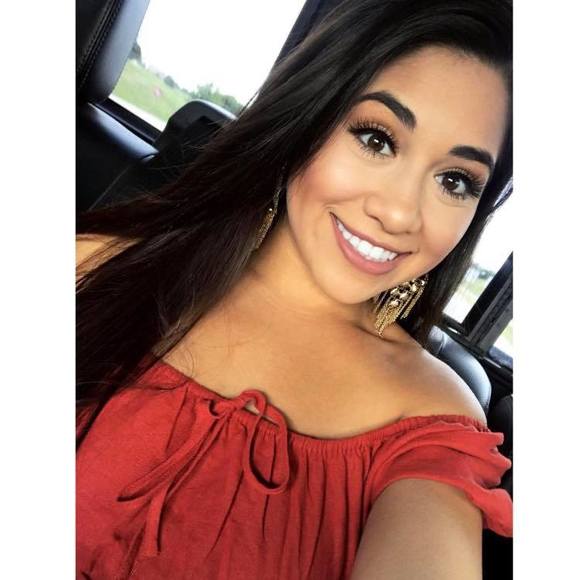 Profile Picture of Arely Sanchez (@arelysz07) on Poshmark