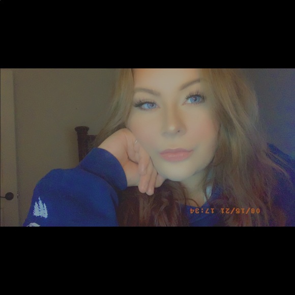 Profile Picture of Haley Janousek (@haleyjanousek) on Poshmark