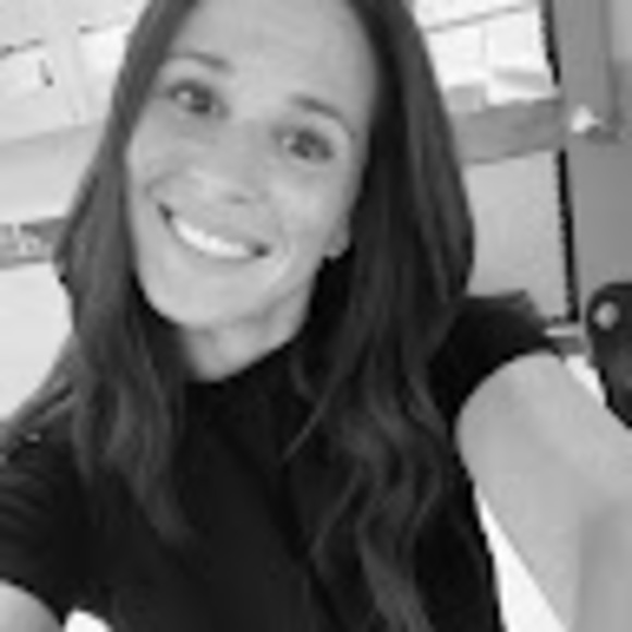 Profile Picture of Kianda Jean-baptiste (@kiandajb) on Poshmark