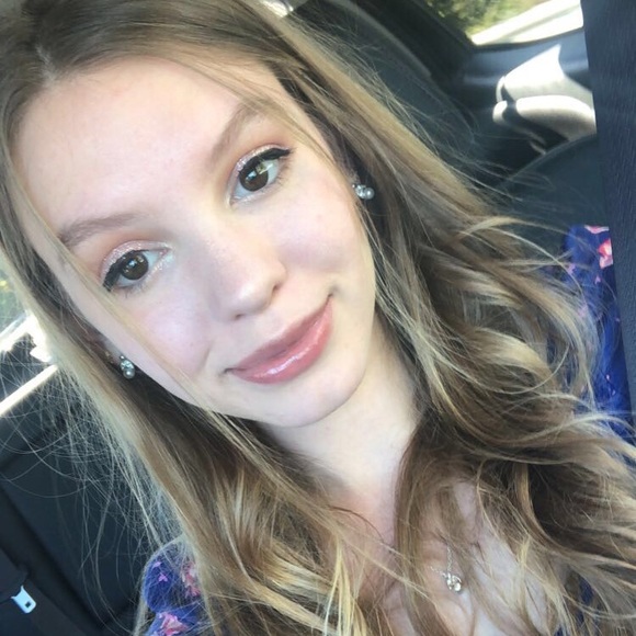 Profile Picture of Sarah Toothman (@love2draw123) on Poshmark