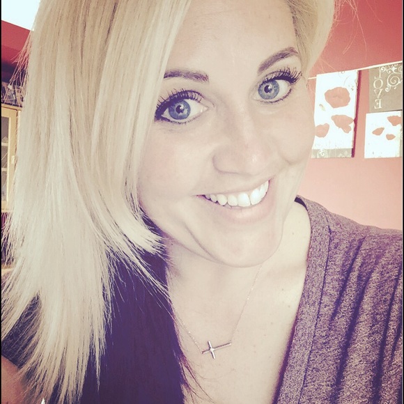 Profile Picture of Mary Rothmel (@maryroth79) on Poshmark