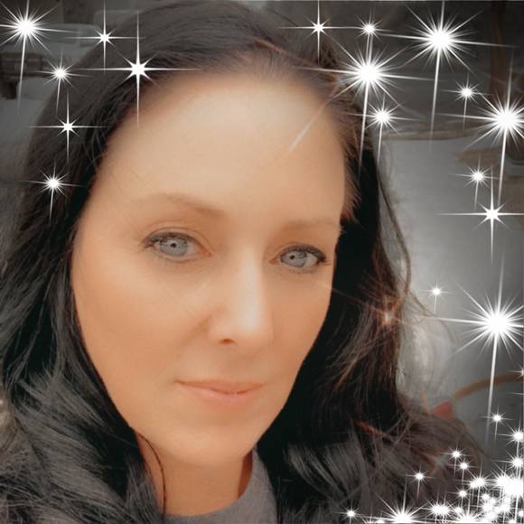 Profile Picture of Melissa Brucker (@tropicgirl2780) on Poshmark