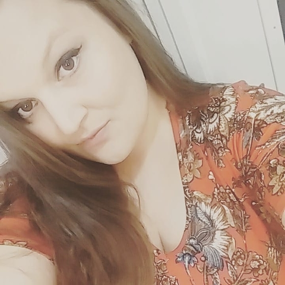 Profile Picture of Dezirae Salisbury (@hiswife9217) on Poshmark