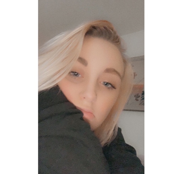 Profile Picture of Lily Fogie (@lilfogie18) on Poshmark