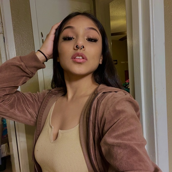 Profile Picture of Alanyce Poley (@alanyce02) on Poshmark