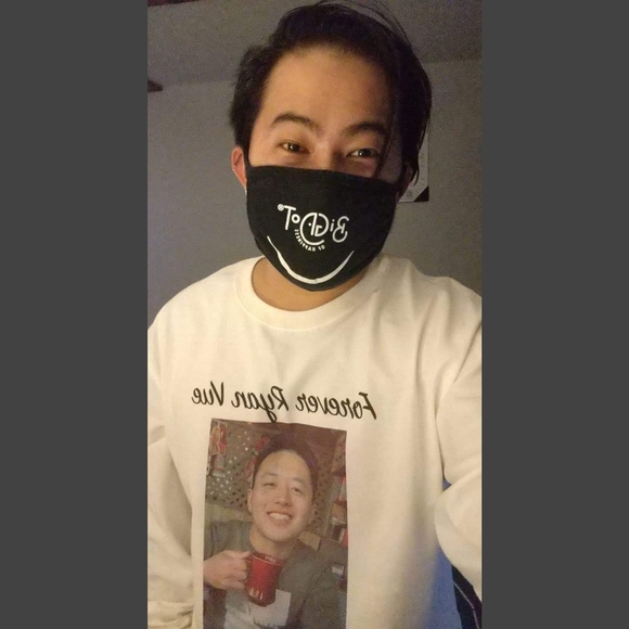 Profile Picture of Bee Xiong (@beexiong615) on Poshmark